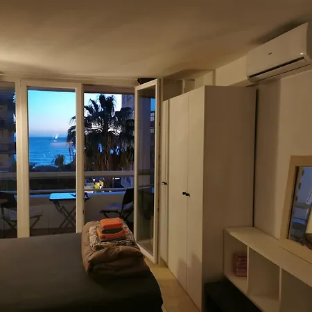 Center Sea View 아파트